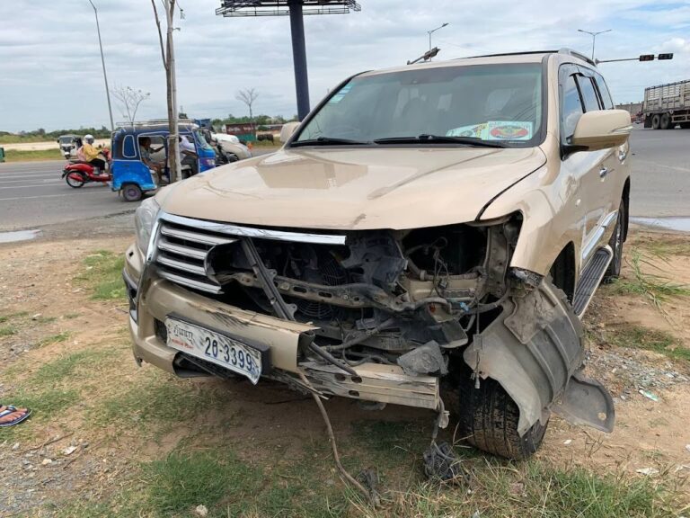 រថយន្ត Lexus LX570 បត់ឆ្លងស្តុបខៀវ ជ្រុលទៅបុករថយន្តTAKOMAបើកបំពានស្តុបពេញទំហឹងរងការខូចខាតធ្ងន់ធ្ងរ